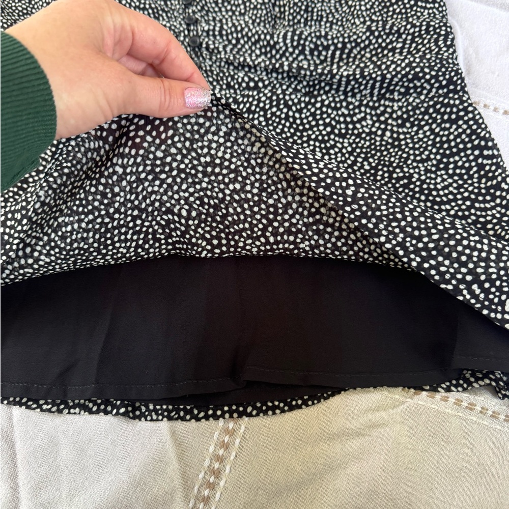 Notations Black and White Fitted Sleeveless Blouse - Picture 4 of 9